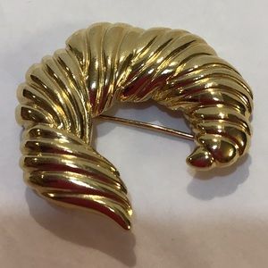 Trifari Brooch, semi circular ribbed design, EUC vintage